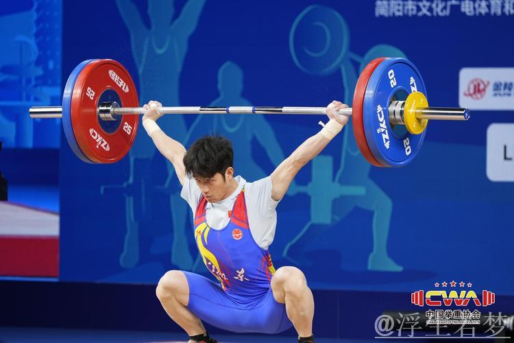 举重男子55公斤级王威东勇夺双金